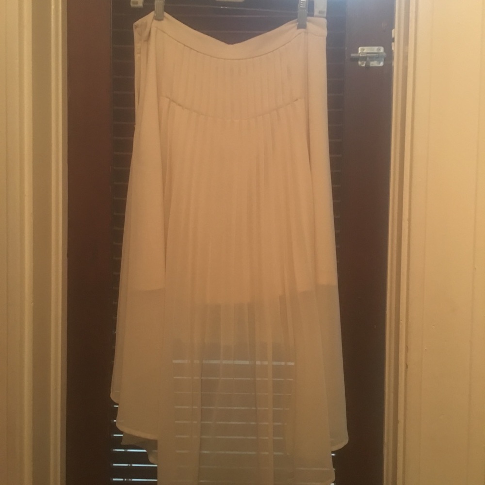 Creamy white skirt.